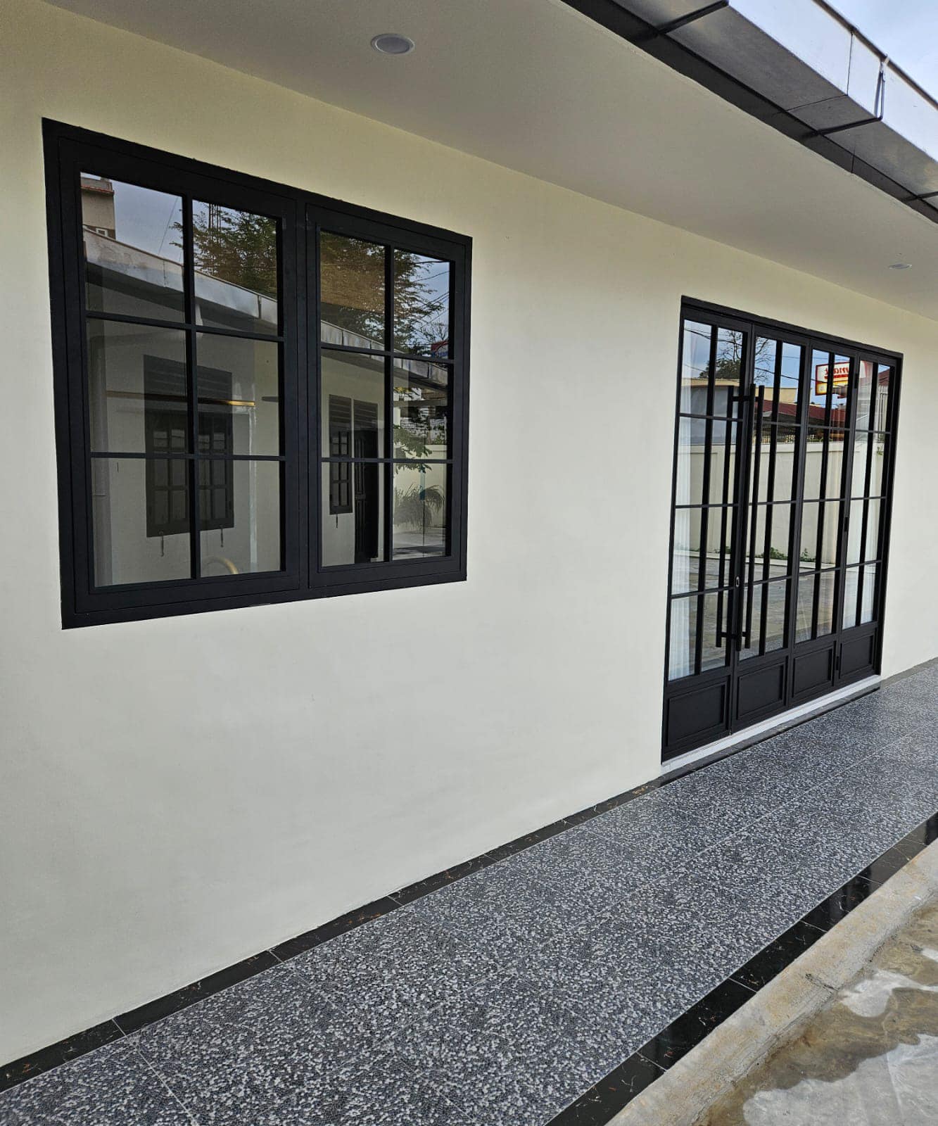 Jendela Pintu Besi